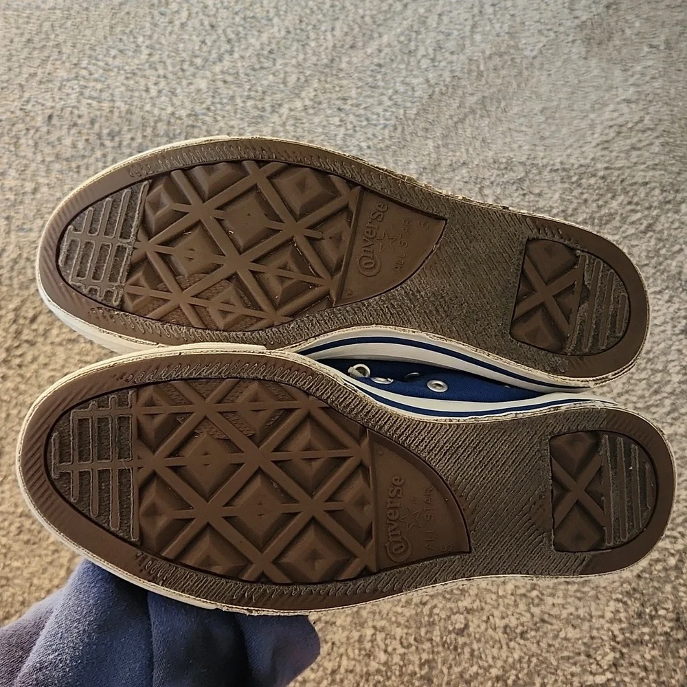 Blue low-top converse - Picture 5 of 13